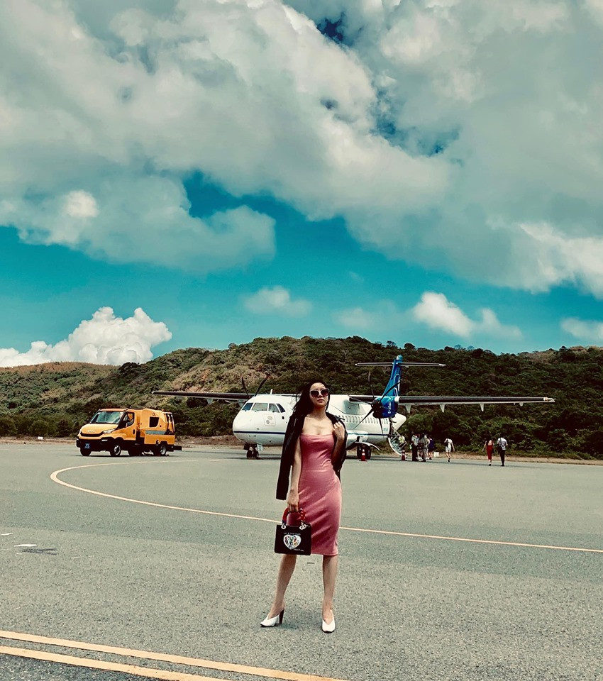 Trang phục ôm sát, cắt cúp được người đẹp này ưu ái để khoe các đường cong cơ thể.