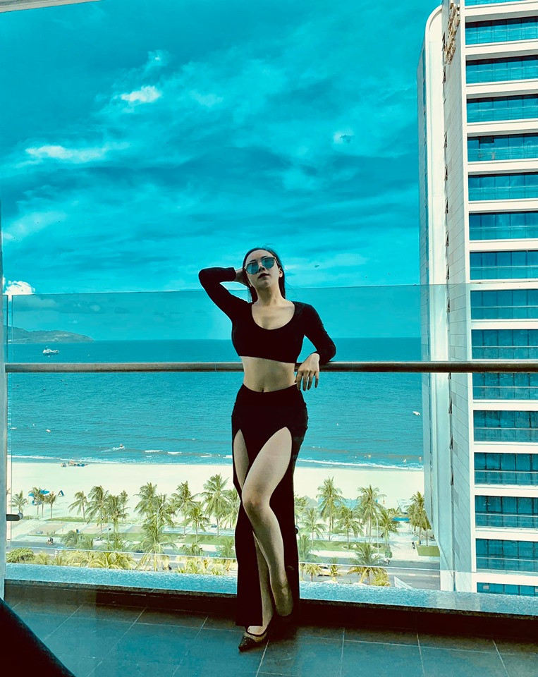 Cô nàng cũng thường diện diện các trang phục cắt cúp táo bạo để khoe vòng eo thon thả.