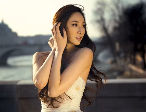 Những kiểu đầm cúp ngực thắt eo giúp bà mẹ 3 con khoe hình thể nuột nà.