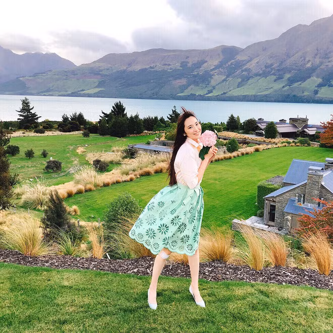 Mỹ nhân 41 tuổi có phong cách thời trang sang chảnh và bắt mắt.