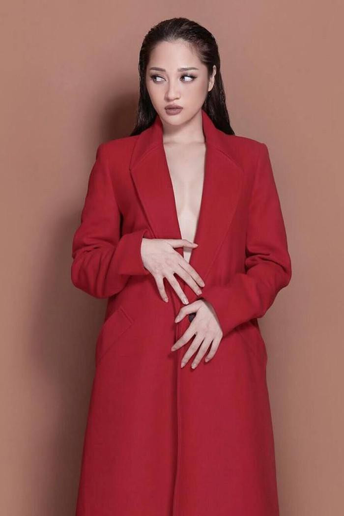 Bảo Anh diện áo khoác dài không nội y gây "nhức mắt".