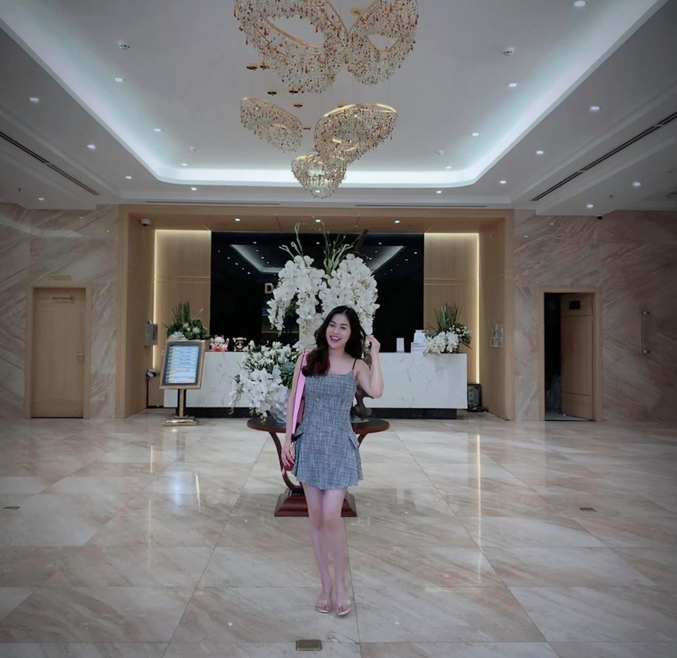 Thường ngày, người đẹp 8X ăn mặc hết sức sexy với các loại váy hai dây, trang phục ôm sát.