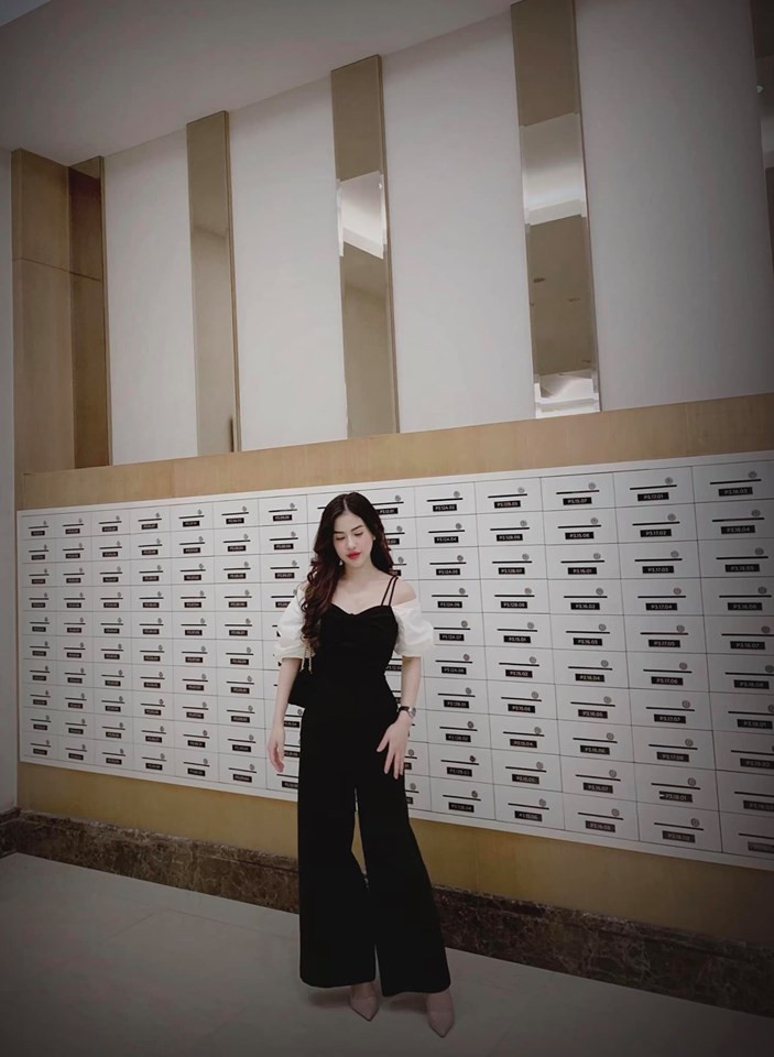 Những kiểu jumpsuit hai dây ôm sát giúp người đẹp khoe lợi thế hình thể.