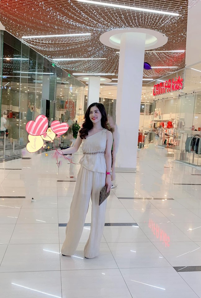 Sở hữu chiều cao 1m68 cùng thân hình chuẩn, người đẹp thường hay lựa chọn những set đồ ôm sát hoặc có độ hở cao để khoe ra vẻ đẹp hình thể.