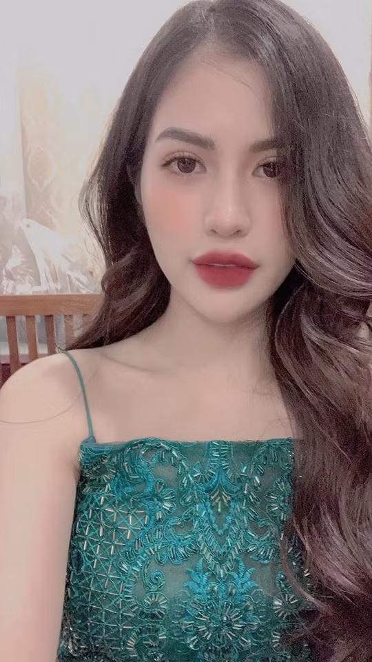 Váy ren hai dây giúp người đẹp khoe làn da trắng nõn.