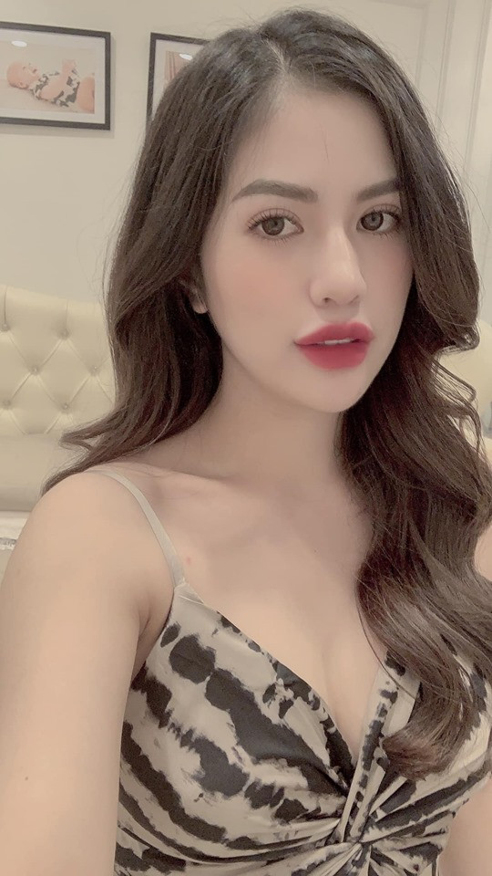 Trần Hương mặc đầm hai dây gợi cảm tôn lên vòng một căng tròn. Ảnh: FBNV. Video "Minh Hằng chia sẻ về phong cách thời trang". Nguồn: VTC.