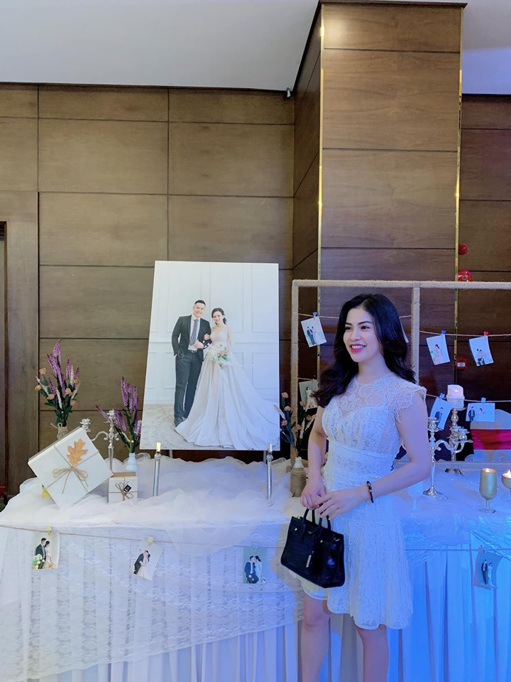 Những kiểu đầm ren xuyên thấu làm tôn lên sự gợi cảm của bà mẹ một con.