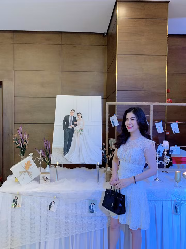 Những kiểu đầm ren xuyên thấu làm tôn lên sự gợi cảm của bà mẹ một con.