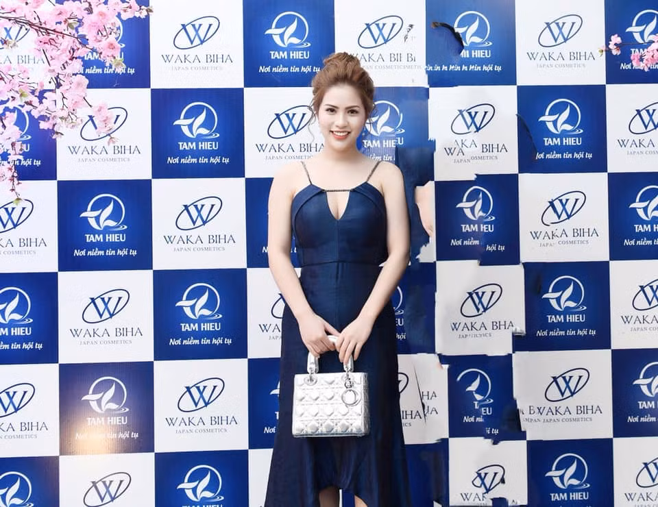 Vợ cũ của diễn viên Việt Anh phối sexy với túi xách Dior sang chảnh.