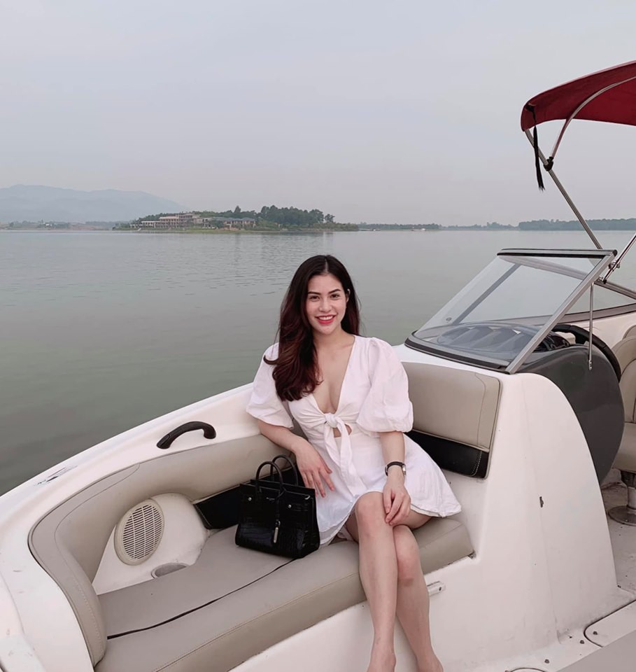 Vợ cũ của Việt Anh ngày càng táo bạo hơn trong cách chọn trang phục sau khi ly hôn.