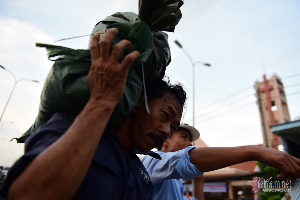 Các bao cát được chuyển liên tục đến vị trí trọng yếu của bờ bao.