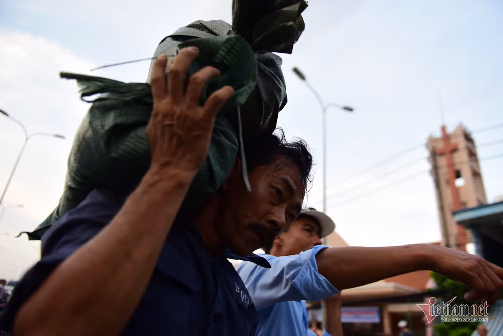 Các bao cát được chuyển liên tục đến vị trí trọng yếu của bờ bao.