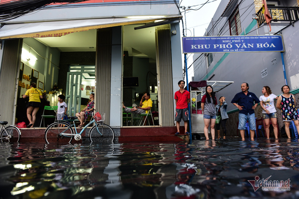 Người dân lo lắng khi đoạn bờ bao mong manh có thể bị vỡ bất cứ lúc nào.