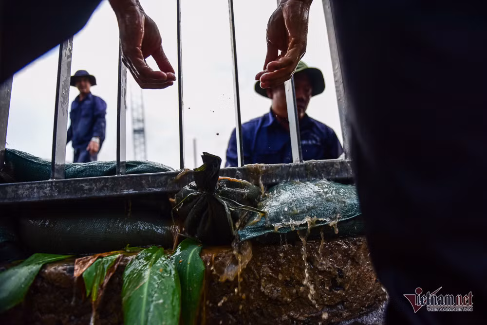 Nước từ kênh vẫn tràn ra đường.