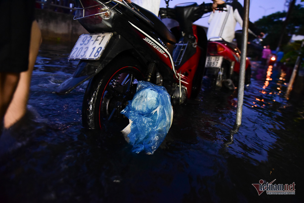 Nhiều xe chết máy khi đi qua đoạn đường ngập.