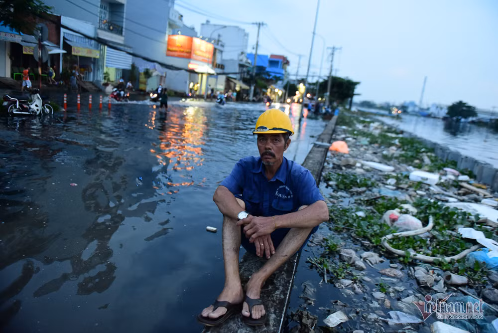 Ông Đoàn Hồng Liên, công nhân tham gia gia cố đê bao cho biết, từ trưa đến giờ có hàng trăm người thay phiên nhau gia cố đê bao, chống ngập.