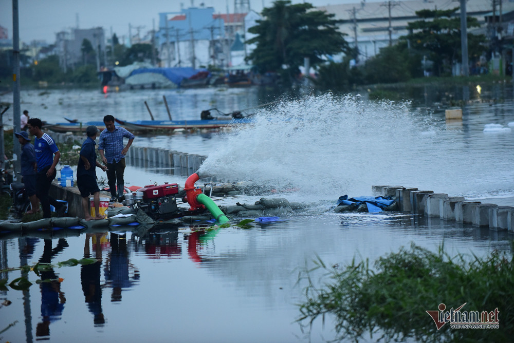 Máy bơm liên tục hoạt động, bơm nước theo chiều ngược lại để tránh ngập.
