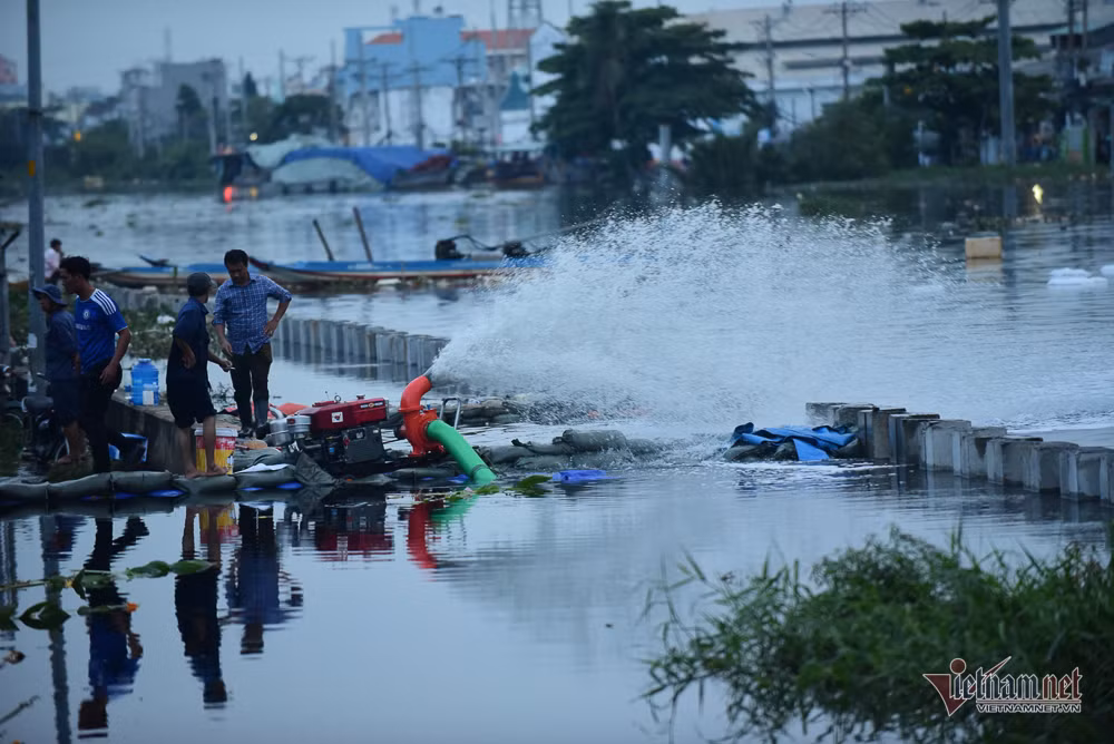 Máy bơm liên tục hoạt động, bơm nước theo chiều ngược lại để tránh ngập.