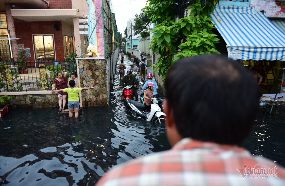 Nước tràn vào gây ngập nhiều tuyến đường, 'tấn công' cả khu dân cư.
