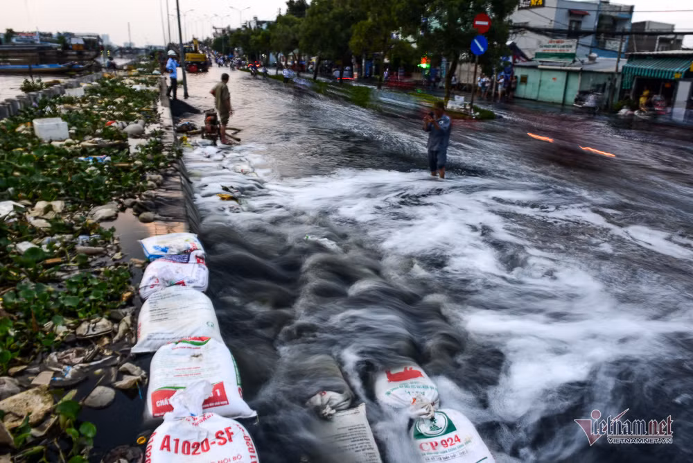 Những bao cát được gia cố gần thành cầu.