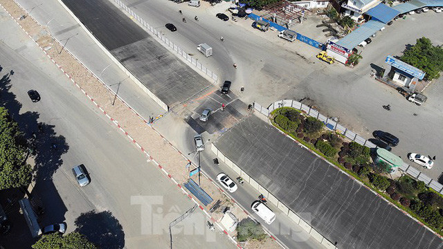 Trong khi thực hiện thi công dự án, các xe tải có tải trọng lớn bị cấm qua đây nhằm tránh ách tắc.