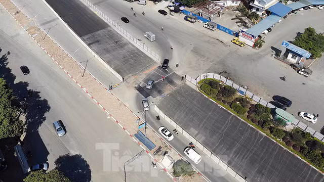 Trong khi thực hiện thi công dự án, các xe tải có tải trọng lớn bị cấm qua đây nhằm tránh ách tắc.