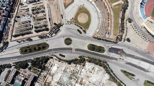 Một khúc đường đua F1 ở khu vực trung tâm chặng đua, nơi gần khu vực nhà điều hành chính của giải đấu.