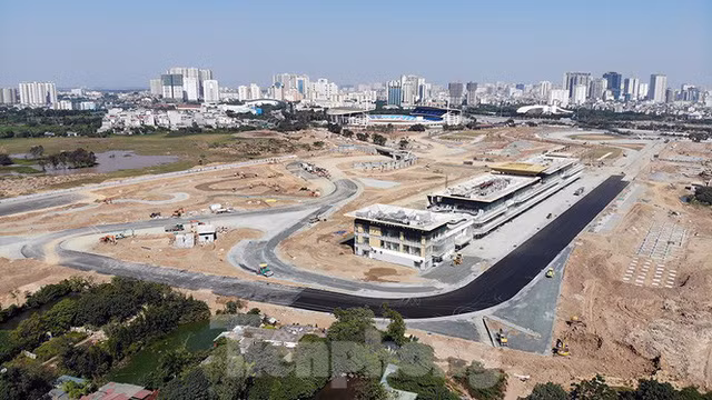 Đường dẫn vào nhà điều hành trung tâm cũng cơ bản được hoàn thiện.