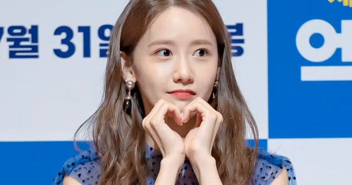 Luôn nhớ tẩy trang: Là một ca sĩ nổi tiếng, lịch làm việc của Yoona khá dày đặc và thường xuyên phải trang điểm. Điều này đồng nghĩa với việc làn da của cô luôn phải tiếp xúc với nhiều lớp trang điểm. Chính vì vậy, dù bận rộn hoặc cơ thể mệt mỏi sau ngày làm việc, Yoona vẫn áp dụng bước tẩy trang một cách chi tiết.