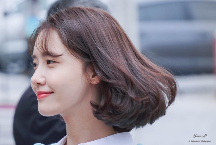 Bên cạnh đó, Yoona còn bật mí cách rửa mặt để da luôn săn chắc, ngăn ngừa chảy xệ chính là vòi sen. Theo cô, việc rửa mặt dưới vòi sen có tác dụng massage và kích thích máu lưu thông dưới da.