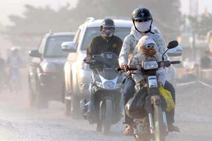 Theo quy định, các công trình xây dựng phải che, quây kín lại, cần rửa xe khi ra vào công trình, che chắn trên thùng xe. Tuy nhiên rất nhiều công trình và xe tải không thực hiện đúng những quy định này làm đường bụi mù mịt, ô nhiễm không khí nặng nề.