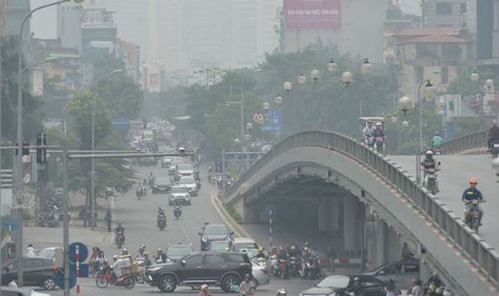 Theo ông Bùi Danh Liên - Phó Chủ tịch Hiệp hội Vận tải Hà Nội, hiện Thủ đô đang có đến 6,6 triệu phương tiện, trong đó xe máy là 5,7 triệu chiếc thải khói ra môi trường mỗi ngày. Khi tắc đường kéo dài, động cơ xe vẫn phải hoạt động liên tục khiến cho lượng khí thải phát ra lớn hơn. Lượng khí thải này bao phủ trong phạm vi chật hẹp nên người dân hít phải nhiều khí độc.
