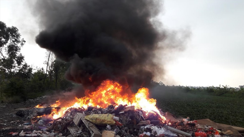 Ngoài ra, việc đốt rác thải, rơm rạ và các phụ phẩm nông nghiệp nhất là các tháng cuối năm, khi các vùng nông thôn ngoại ô vào mùa gặt và việc nhiều hộ gia đình chưa từ bỏ thói quen đốt than tổ ong đang là một trong những nguyên nhân gây ô nhiễm không khí ở Hà Nội.