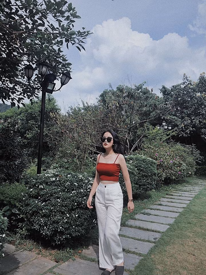 Áo hai dây và quần jean cạp cao rất ngầu. Set đồ giúp cô khoe được những lợi thế cơ thể như eo thon và vòng ba căng tròn.