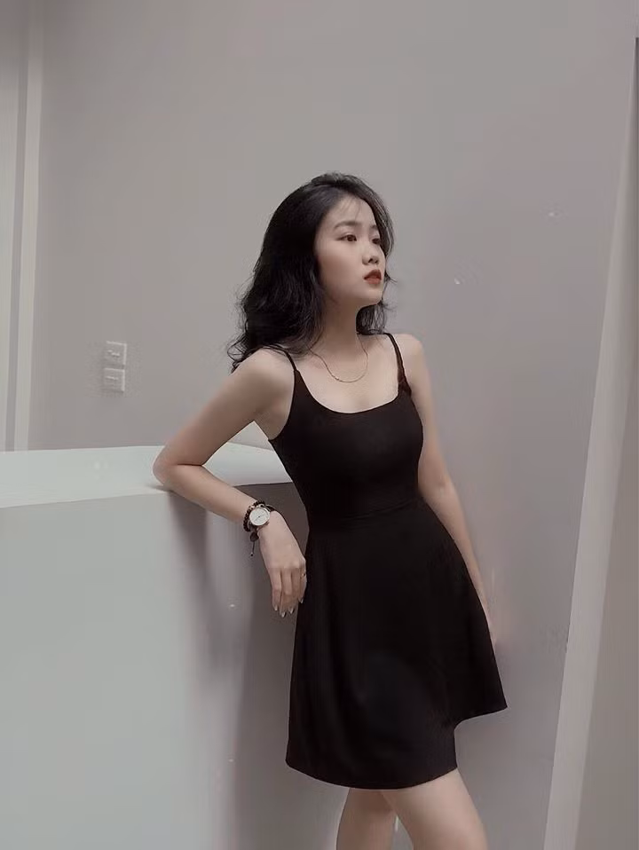 Hoàng Anh diện váy hai dây trẻ trung, nữ tính.