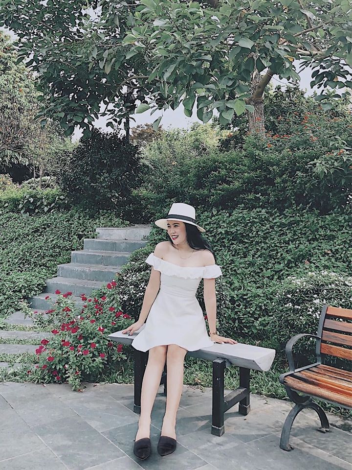 Hoàng Anh diện chiếc đầm trắng trễ vai phối với chiếc mũ cùng tông vừa sành điệu vừa cá tính.