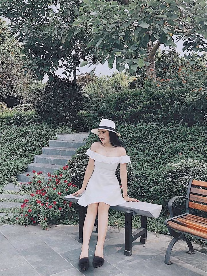 Hoàng Anh diện chiếc đầm trắng trễ vai phối với chiếc mũ cùng tông vừa sành điệu vừa cá tính.