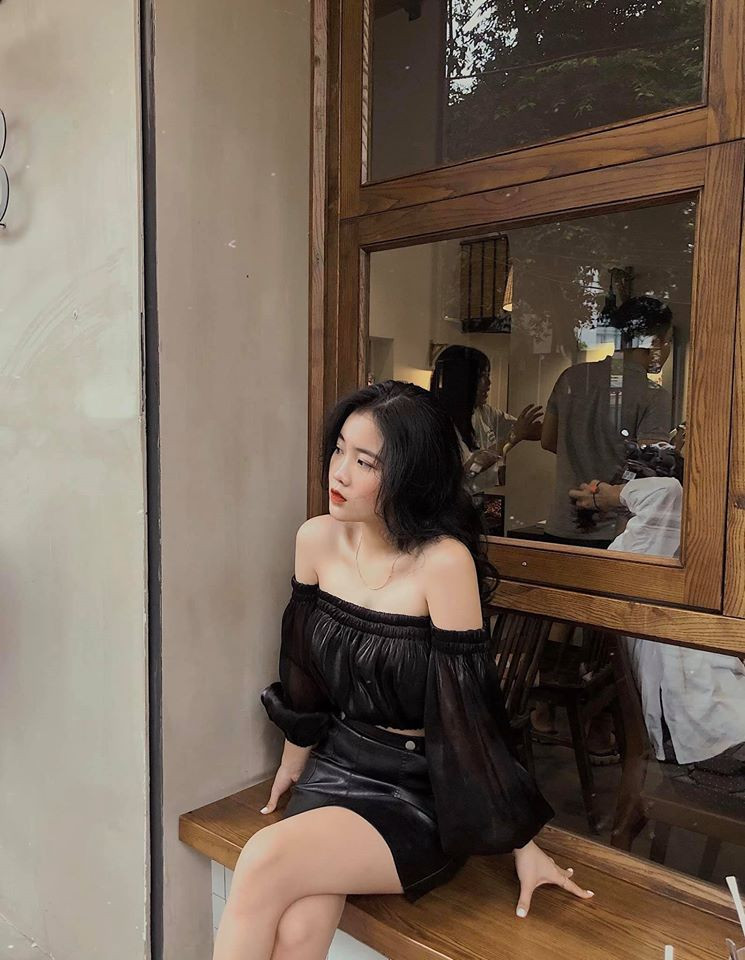 Mỹ nhân 9X còn nhận được nhiều lời khen về gu thời trang tinh tế, thường xuyên được hỏi địa chỉ mua quần áo, phụ kiện vì mặc đẹp.