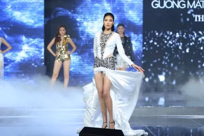 Trong đêm chung kết The Face Vietnam 2016, Lan Khuê bị lộ nội y vì diện chiếc váy trắng có đường cắt xẻ táo bạo. Sau đó, cô gửi lời xin lỗi khán giả vì sự cố không đáng có của mình. "Lan Khuê không biết mình đã gặp phải sự cố trang phục, nhưng Khuê mặc chiếc quần váy bên trong nên chắc sẽ không vấn đề gì", người đẹp 9X chia sẻ.