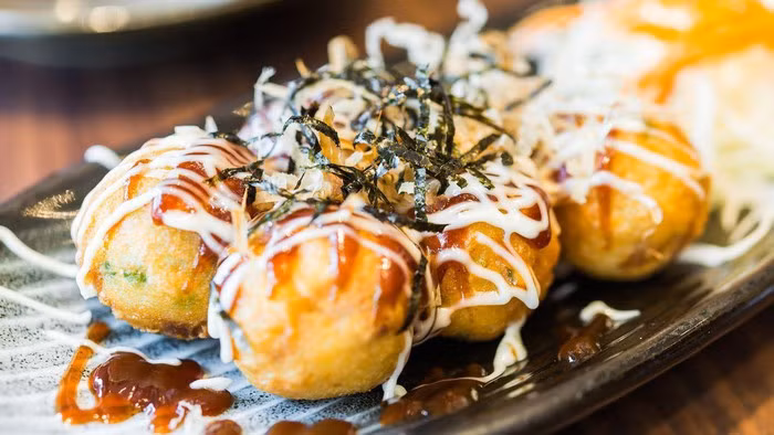 Bánh bạch tuộc: Món ăn này lấy cảm hứng từ món Takoyaki của Nhật Bản. Chỉ cần bỏ tầm 30.000 đồng là bạn sẽ có ngay 1 hộp bánh đủ 5 cái bánh tròn tròn, xinh xinh được phủ mayonaise và ít khô cá xé vụn trông cực kì thú vị. Ảnh: Internet. Video "Chế biến món ngon từ nấm đông cô". Nguồn: VTC.