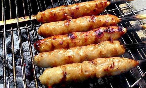 Nem nướng: Giá một xiên nem là 15.000 đồng. Nếu bạn mua, người bán rưới ít sốt lên nem để bạn thưởng thức. Món này không bán kèm đồ chua hay bánh mì.