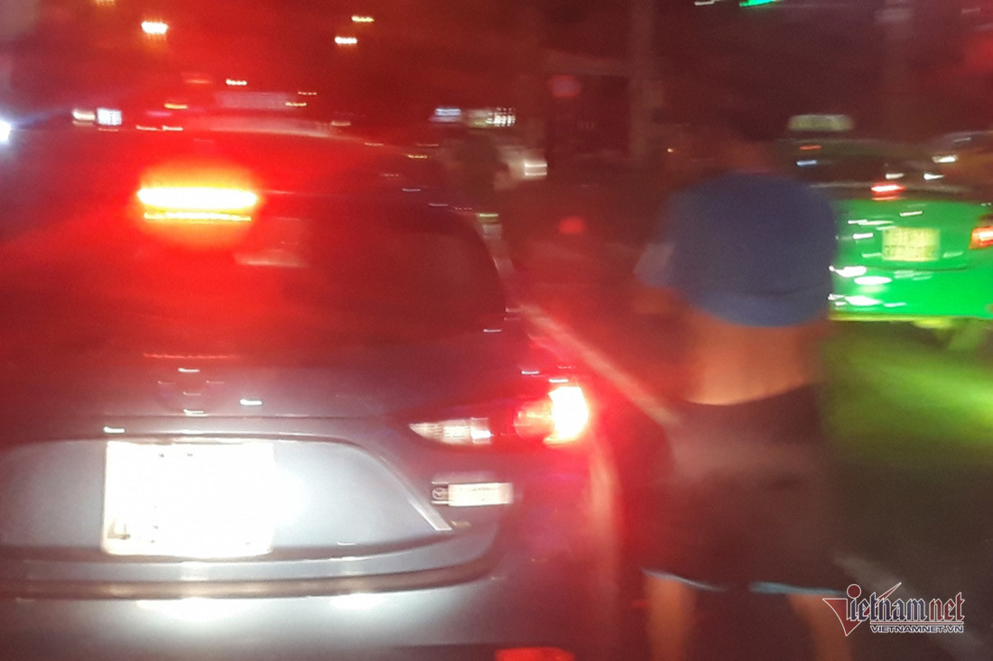 Nguoi dan ong bi phat 900 nghin vi dung o to tieu bay-Hinh-2