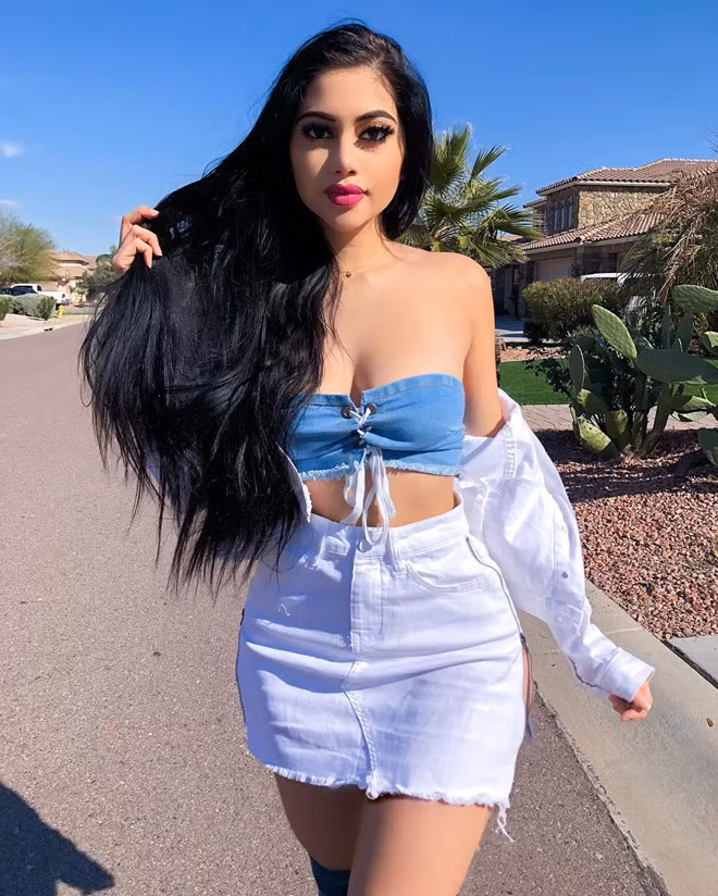 Người đẹp không ngại ngần khoe đường cong cơ thể trong shot hình sexy nhất trên trang cá nhân.