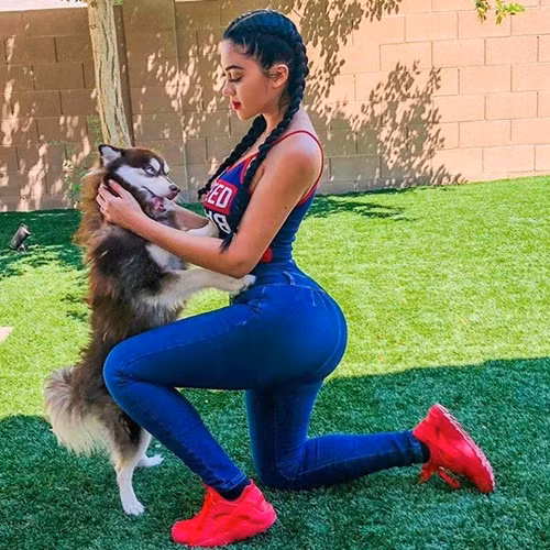 Các trang phục bó sát gợi cảm thường xuyên được Jailyne ưu ái diện để khoe vẻ đẹp hình thể.