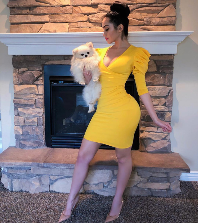 Ngoài gương mặt ưa nhìn, người mẫu 9X này còn có thân hình đồng hồ cát quyến rũ với vòng ba 101 cm.