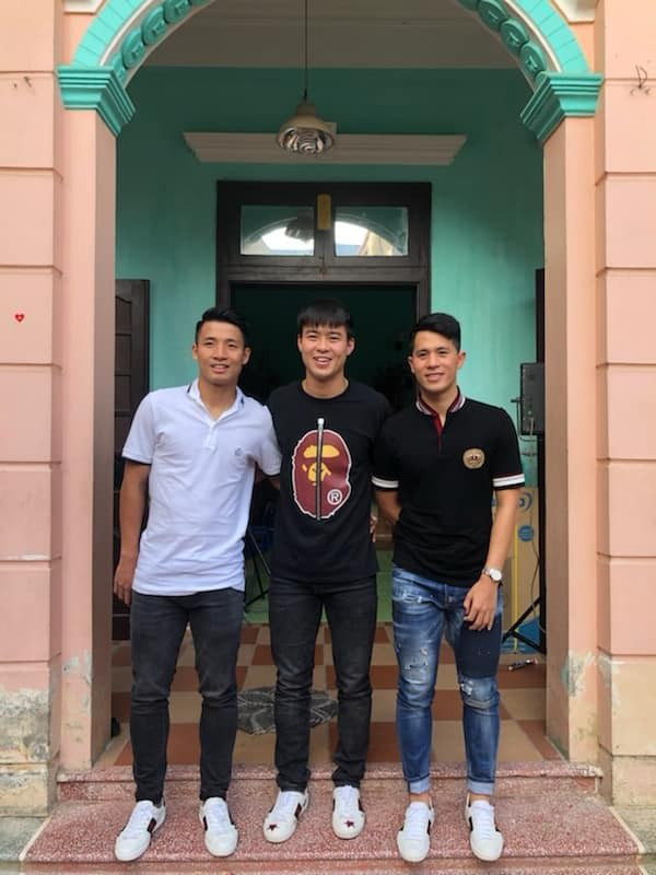 Ngoài Duy Mạnh, Tiến Dũng và Đình Trọng đẹp cả hội với đồng phục giày hiệu Gucci hơn 15 triệu.