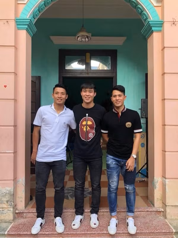 Ngoài Duy Mạnh, Tiến Dũng và Đình Trọng đẹp cả hội với đồng phục giày hiệu Gucci hơn 15 triệu.