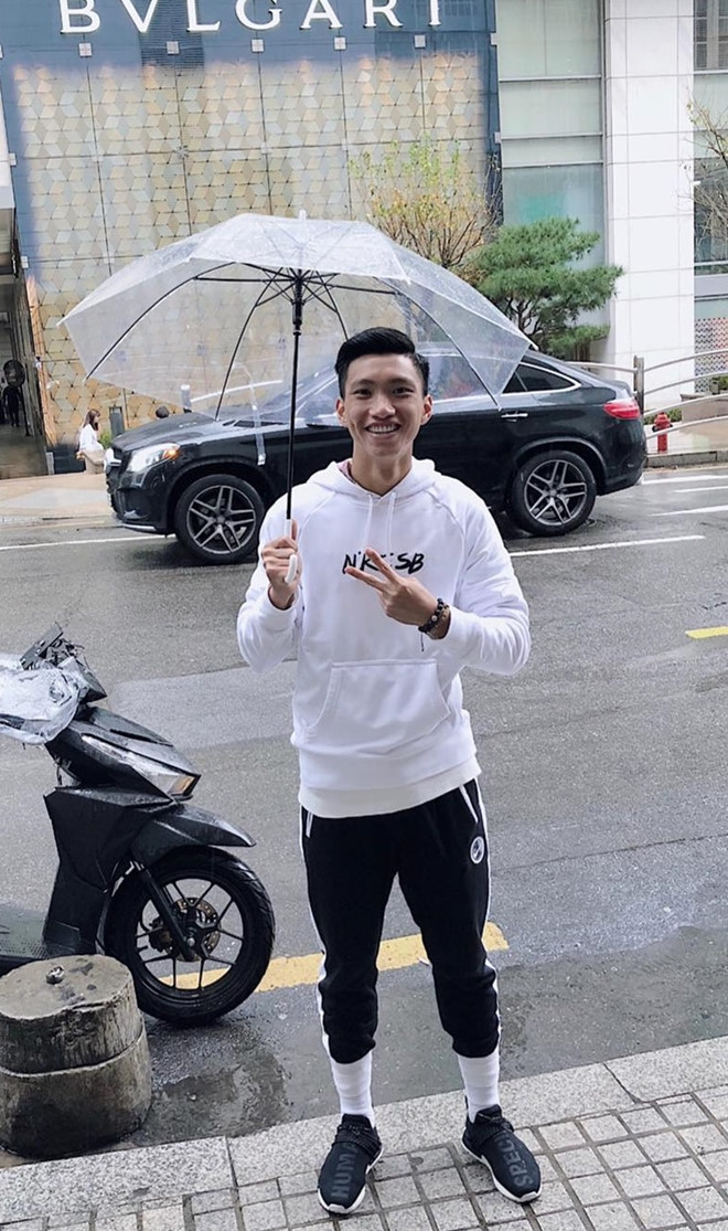 Mẫu giày Pharrell Williams X adidas NMD Human Race màu đen mà Văn Hậu đeo khá hiếm.