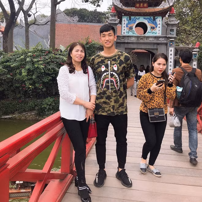 Trọng Đại cũng sở hữu một đôi Yeezy 350 phối đen trắng có giá bán cao nhất là 850 USD.