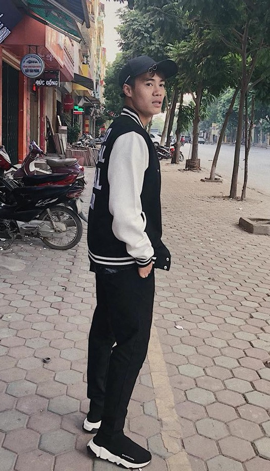 Văn Toàn diện áo khoác Anti Social Social Club gần bốn triệu đồng và giày hiệu Balenciaga gần 18 triệu đồng.